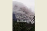 Situasi saat Gunung Semeru meluncurkan awan panas guguran (APG), Minggu (5/2/2023) pukul 12:42 WIB. (Dok tangkapan layar dari video warga, for Riyaman).