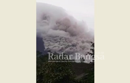 Situasi saat Gunung Semeru meluncurkan awan panas guguran (APG), Minggu (5/2/2023) pukul 12:42 WIB. (Dok tangkapan layar dari video warga, for Riyaman).