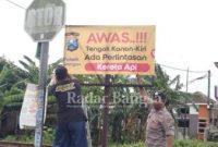Polsek tulangan pasang himbuang di perlintasan kereta api desa keputran Tulangan ,Sabtu )18/2) ( Foto : Rino Tutuko )