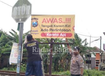 Polsek tulangan pasang himbuang di perlintasan kereta api desa keputran Tulangan ,Sabtu )18/2) ( Foto : Rino Tutuko )