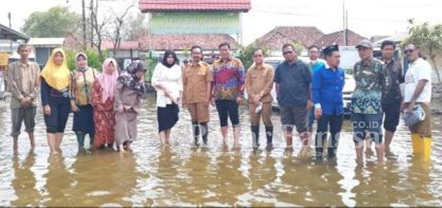 Komisi D Melakukan Sidak Banjir Didesa Banjar Asri Dan
Dung Banteng .Senin (31/1/2023) (Foto : Radarbangsa co id )