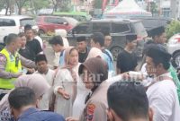 Anggota Polresta Sidoarjo peduli pada acara I Abad NU ,Selasa (7/2) .Di Gor Sidoarjo .(Foto : Rino Tutuko )