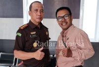 Kajari Sidoarjo Ahmad Mudhor  dan Djauhari Legal (Hukum ) PT ISS ,Usai Mediasi ,Kamis (9/2/2023) Di Aula kejaksaan Sidoarjo (Foto : Radarbangsa co id)