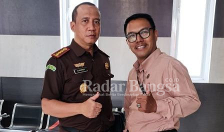 Kajari Sidoarjo Ahmad Mudhor  dan Djauhari Legal (Hukum ) PT ISS ,Usai Mediasi ,Kamis (9/2/2023) Di Aula kejaksaan Sidoarjo (Foto : Radarbangsa co id)