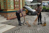 Tim polresta sidoarjo saat bersih dihalaman masjid cemengkalang ,Kamis (9/2) (Foto : Rino Tutuko)