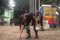 Anggota Polresta sidoarjo ikut bersih” Gor usai acara 1 Abad Nu ,Kamis (9/2) Di Gor Sidoarjo )( Foto : Rino Tutuko )