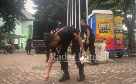 Anggota Polresta sidoarjo ikut bersih” Gor usai acara 1 Abad Nu ,Kamis (9/2) Di Gor Sidoarjo )( Foto : Rino Tutuko )