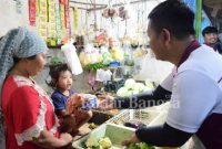 Kapolresta berolah raga sambil belanja di pasar betro sedati ,Jum at (10/2) (Foto : Radarbangsa co id )