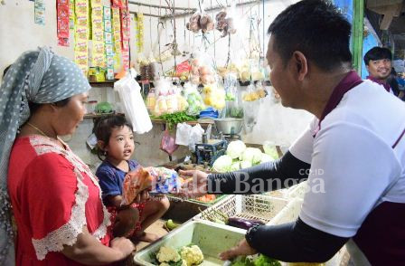 Kapolresta berolah raga sambil belanja di pasar betro sedati ,Jum at (10/2) (Foto : Radarbangsa co id )