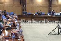 Suasan Hearing Komisi A yang dipimpin oleh H Haris .(Jumat 10/2) di ruang paripurna DPRD Sidoarjo (Foto :Rino Tutuko )