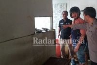 Anggota polresta bantu tangani kebakaran warung .Kamis (2/2/2023) di Jalan Raya Jati Kec Kota (Dok Foto Polresta Sidoarjo for  Radarbangsa co id)