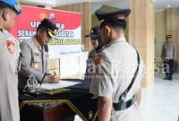 Sertijab intelkam oleh kapolreta sidoarjo ,Sabtu (11/2) di polresta Sidoarjo (Foto : Rino Tutuko )