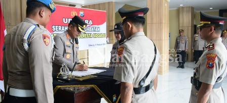 Sertijab intelkam oleh kapolreta sidoarjo ,Sabtu (11/2) di polresta Sidoarjo (Foto : Rino Tutuko )