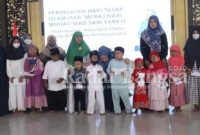 Neng Sasa bersama anak anak yatim piatu, Senin (13/2) di Pendopo Delta Sidoarjo( Foto : Rino Tutuko )