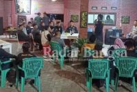 Anggota polsek balong bendo gelar cangkrukan  ,Rabu (15/2) di balai desa Sukondani balong bendo (Foto :Rino Tutuko)
