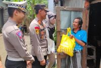 Gerak cepat kapolsek wonoayu beri bantuan warga yang sakit,Rabu (15/2) di wonoayu (Foto ; Rino Tutuko)