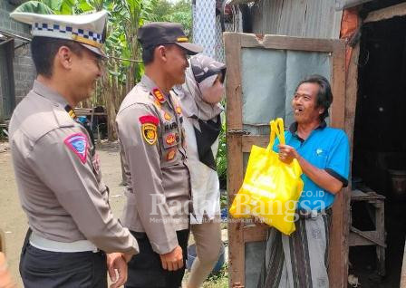 Gerak cepat kapolsek wonoayu beri bantuan warga yang sakit,Rabu (15/2) di wonoayu (Foto ; Rino Tutuko)