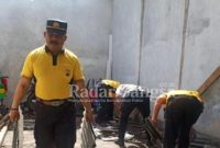 Polsek krian kerja bakti bersama warga dampak hujan angin ,jumat (17/2) di krian (Foto :Rino Tutuko )