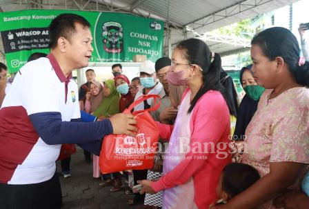 Kapolresta Sidoarjo Kombes Pol. Kusumo Wahyu Bintoro berikan bantuan pada masyarakat sono dalam jum at curhat .jum at (17/2) di Sono Buduran (Foto : Rino Tutuko )