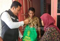  Wabup Sidoarjo H Subandi memberikan bantuan ,Selasa (21/2) di desa Betro Sedati (Dok Foto : Rino Tutuko)