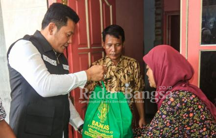  Wabup Sidoarjo H Subandi memberikan bantuan ,Selasa (21/2) di desa Betro Sedati (Dok Foto : Rino Tutuko)