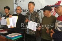 Tim kuasa dan perwakilan warga menujukan Nib ,Selasa (21/2) di Kantor tim kuasa hukum sidoarjo (Foto : Rino Tutuko )