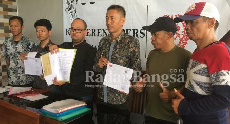 Tim kuasa dan perwakilan warga menujukan Nib ,Selasa (21/2) di Kantor tim kuasa hukum sidoarjo (Foto : Rino Tutuko )