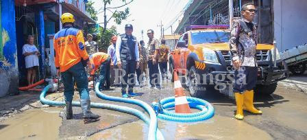 Gerak cepat wabup intruksikam ke dinas terkait untuk tangani jalan yang rusak,Selasa (21/2) di Betro (Foto : Rino Tutuko )