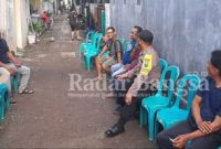 Polsek Sukodono  peduli warga berduka ,Rabu (22/2) di masangan watan (Foto : Rino Tutuko )