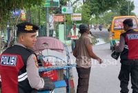 Anggota Polresta Sidoarjo peduli sesama ,Rabu (22/2) Yang di temui di jalan jalan (Foto : Rino Tutuko)