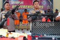 Kapolresta menunjukan senjata elegal ,Jumat (24/2) di Polresta Sidoarjo (Foto : Rino Tutuko )