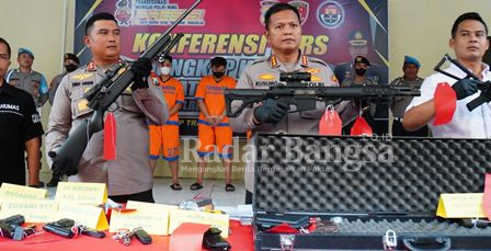 Kapolresta menunjukan senjata elegal ,Jumat (24/2) di Polresta Sidoarjo (Foto : Rino Tutuko )