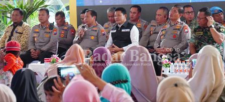 Kapolda bertatap muka dengan warga sekitar terminal bungurasih, dalam jumat curhat, Jumat (24/2).(Foto: Rino Tutuko)