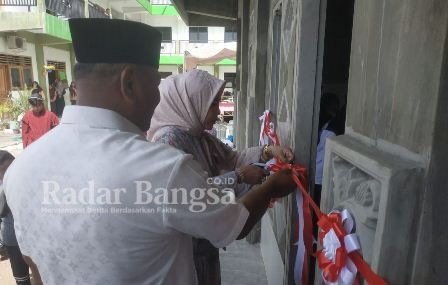 Pasutri dewan sedang menguting pita tanda persmian Mushola baru dilingkungan sekolah SMP IT ,Sabtu (24/2) di Tulangan (Foto ; Rino Tutuko)