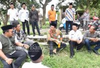 Bupati bincang santai dengan pemuka desa saat akan di gelar ruwat, Jumat (24/2) di desa Singkalan Balongbendo (Foto : Rino Tutuko)