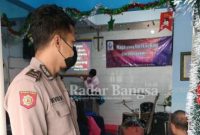 Polisi berikan rasa aman pada para jamaat gereja ,Minggu (23/2) (Foto : Rino Tutuko )