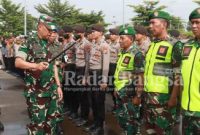 Gelar pasukan Gabungan TNI /Polri ,persiapan 1 Abad NU di Gor .Minggu (5/2) (Foto;  Rino Tutuko)
