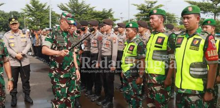 Gelar pasukan Gabungan TNI /Polri ,persiapan 1 Abad NU di Gor .Minggu (5/2) (Foto;  Rino Tutuko)