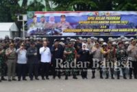  Gubernur Jawa Timur Khofifah Indar Parawansa, saat memimpin Apel Gelar Pasukan Operasi Keselamatan Semeru 2023 di GOR Sidoarjo, Senin (6/2/2023). (Dok foto RIno)