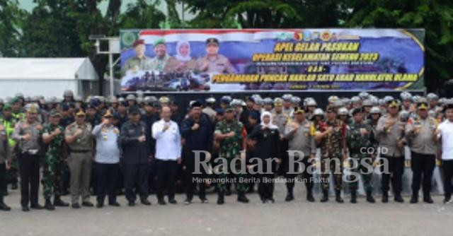  Gubernur Jawa Timur Khofifah Indar Parawansa, saat memimpin Apel Gelar Pasukan Operasi Keselamatan Semeru 2023 di GOR Sidoarjo, Senin (6/2/2023). (Dok foto RIno)