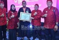 Bupati Sumenep, Ra Achmad Fauzi, S.H., M.H saat menerima langsung sertifikat penghargaan  dari Kementerian Kesehatan RI pada peringatan Hari Neglected Tropical Diseases Sedunia, di Krakatau Grand Ballroom, TMII Jakarta, Selasa (21/02/2023). (Dok ISTIMEWA for Surah/RadarBangsa.co.id)