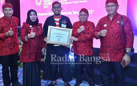 Bupati Sumenep, Ra Achmad Fauzi, S.H., M.H saat menerima langsung sertifikat penghargaan  dari Kementerian Kesehatan RI pada peringatan Hari Neglected Tropical Diseases Sedunia, di Krakatau Grand Ballroom, TMII Jakarta, Selasa (21/02/2023). (Dok ISTIMEWA for Surah/RadarBangsa.co.id)