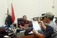 Denny saat mengisi form pengaduan di kantor YLPK Jatim Jalan Gayungsari (Museum NU), Jumat (10/2/2023) sore (Foto : FYW)