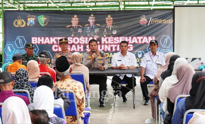 Kapolresta lakukan bakti sosial di desa Tlocor Jabon ,Rabu (1/3) (Foto : Rino Tutuko )