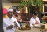 Anggota Polresta yang beragama hindu lagi beribadah ,Senin (6/3) di Pura (Dok foto Polresta Sidoarjo for Radarbangsa co id)