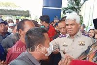 Rahmat Muhajirin mengawal sertifikat warga Desa Dung Solo ,Senin (13/3) di BPN Sidoarjo (Foto ; Rino Tutuko )
