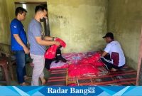 Polsek wonoayau perbaiki rumah lansia ,Sabtu (18/3) di Wonoayu (Foto : Rino Tutuko )