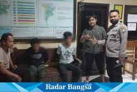 [21/3 20.13] RIAMAN LUMAJANG: Ket Foto : Kedua pria terduga pelaku yang diamankan polisi adalah berinisial 'AD' (20) dan 'SSR' (21), berkaos hitam dan putih. (Dok Kapolsek Candipuro, for Riyaman/RB)