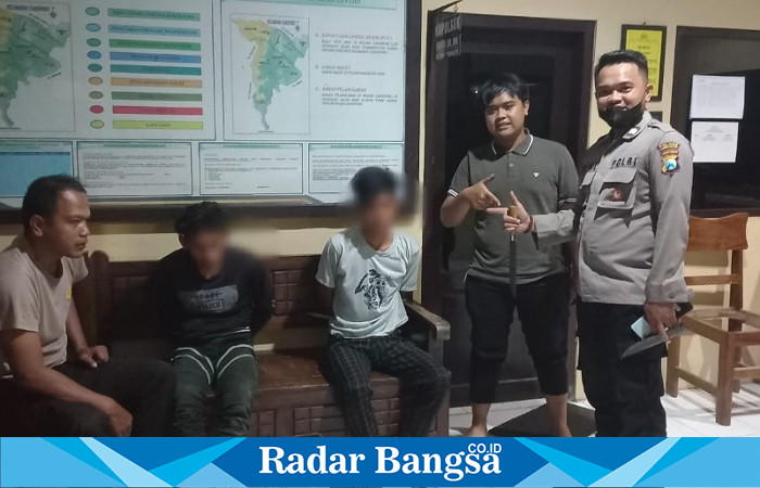 [21/3 20.13] RIAMAN LUMAJANG: Ket Foto : Kedua pria terduga pelaku yang diamankan polisi adalah berinisial 'AD' (20) dan 'SSR' (21), berkaos hitam dan putih. (Dok Kapolsek Candipuro, for Riyaman/RB)