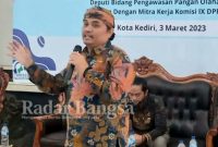 Nurhadi, S.Pd, Anggota Komisi IX DPR RI saat acara KIE bersama BPOM di GNI Kediri (foto: Rurin)